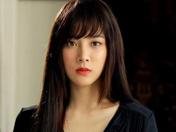 Đám cưới mẹ chồng trao 2 cây vàng, nhìn chữ khắc trên đó tôi lập tức hủy hôn
