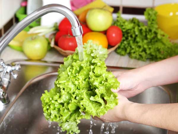Làm thêm bước này sau khi rửa rau củ quả, nhiều người tin giúp diệt khuẩn siêu tốt nhưng chuyên gia lại lên tiếng bác bỏ!