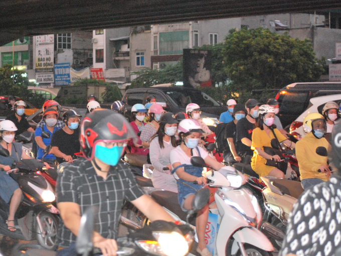 Hà Nội lại tắc đường như 'bình thường cũ' dù vẫn đang giãn cách xã hội