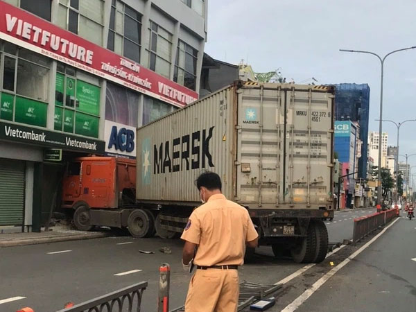 Xe container tông vào chi nhánh một ngân hàng ở TP.HCM