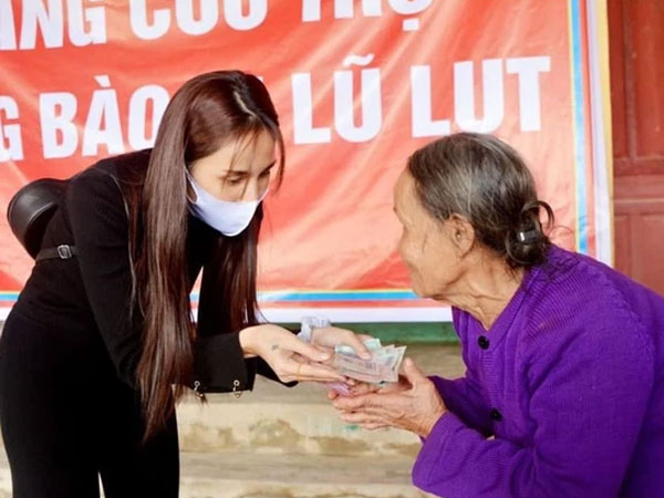 Phía Thuỷ Tiên chính thức lên tiếng làm rõ nghi vấn 'cắt xén' 2 triệu đồng/hộ trong chuyến cứu trợ miền Trung!