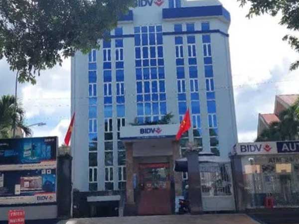 Một chi nhánh ngân hàng đưa 15 người không phải là nhân viên vào tiêm vắc-xin Covid-19