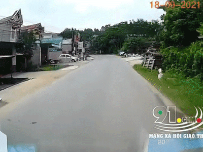'Nổi da gà' nhìn cảnh em bé lao ra đường, suýt bị ô tô đâm trúng
