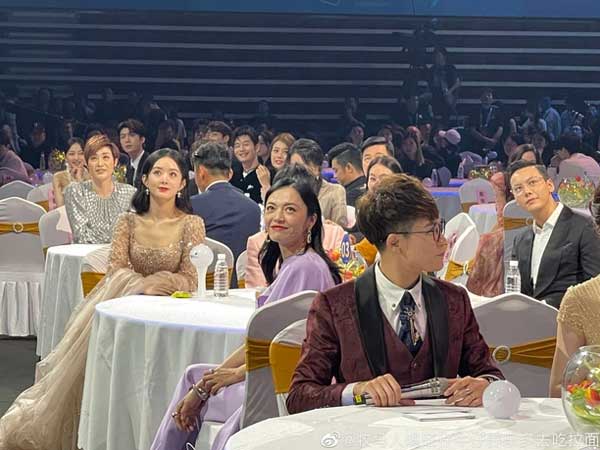 Xuất hiện chung trong 1 khung hình hoàn toàn không có PTS, Triệu Lệ Dĩnh lộ nhan sắc thật 'đè bẹp' đàn chị nổi tiếng
