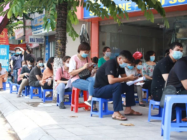 Hà Nội: Hàng trăm người mắc bệnh nền xếp hàng tiêm vắc-xin Covid-19