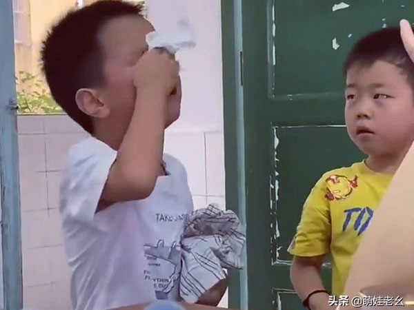 Đánh nhau trong lớp, hai cậu nhóc bị cô giáo gọi lên phê bình, cái kết 'bẻ lái' khiến dân mạng cười ra nước mắt