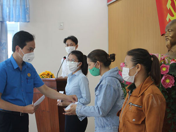NÓNG: Thường vụ Quốc hội đồng ý dùng 30.000 tỉ đồng hỗ trợ người lao động