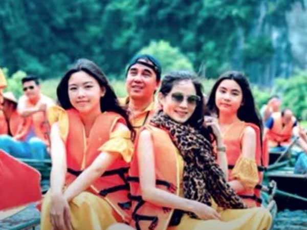 MC Quyền Linh 'xả' clip du lịch ở Ninh Bình hồi lâu, nhan sắc Lọ Lem và Hạt Dẻ lại khiến dân tình quên ngắm cảnh rồi!