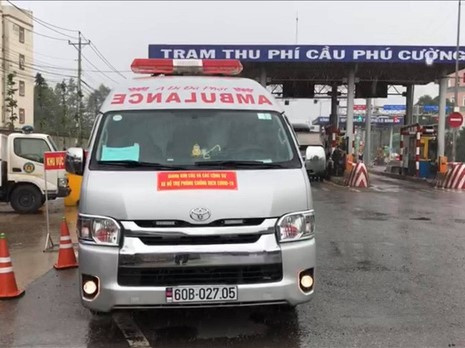 Xe cấp cứu dán chữ 'Giang Kim Cúc và các cộng sự' chở 'chui' 3 người còn hú còi inh ỏi, tài xế khai báo vòng vo