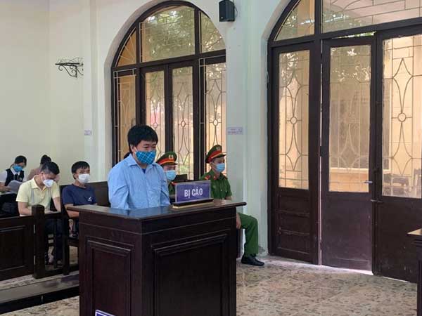 Đối tượng dùng dao, kéo đâm lực lượng phòng chống dịch bị xét xử 24 tháng tù giam