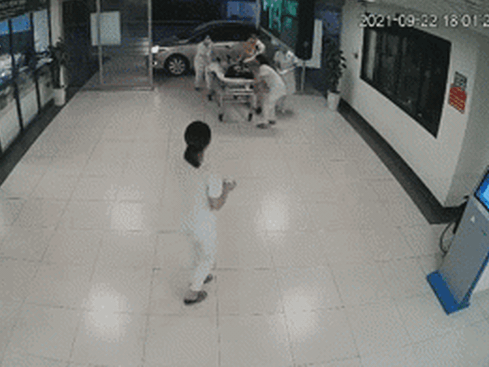 Clip: Nín thở xem CSGT giải cứu nữ tài xế lên cơn đau tim trong xe ô tô giữa cao tốc