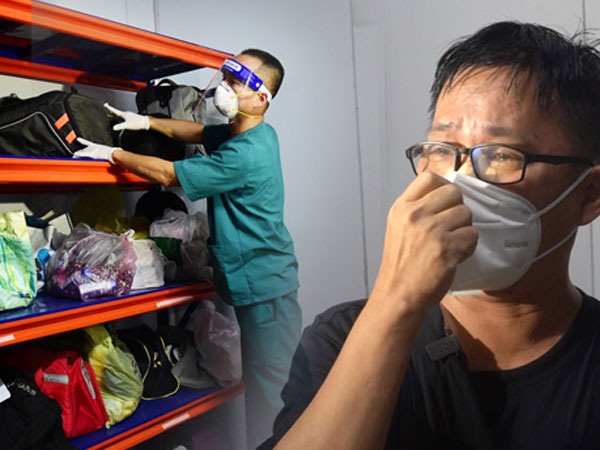 Người thân nghẹn lòng nhận lại kỷ vật của bệnh nhân mất vì Covid-19
