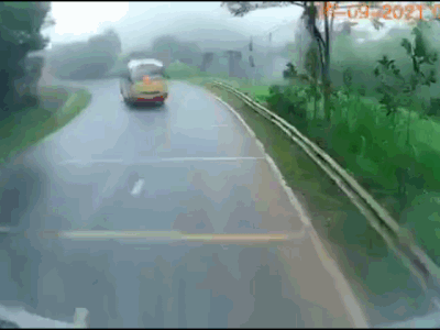 Video: Lấn làn khi vào cua, xe buýt tông trực diện xe đầu kéo trên Quốc lộ 3