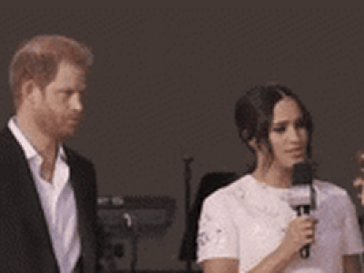 Biểu cảm cau mày, nhăn mặt của Harry khi Meghan cầm mic, đứng nói không ngừng nghỉ khiến cộng đồng mạng 'cười bò'