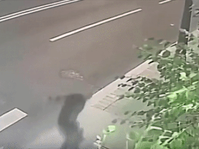 Video: Giật túi lương hưu, tên cướp không ngờ gặp phải 'cụ già gân'