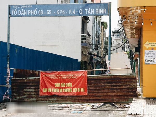 Cận cảnh những chốt chặn bít bùng bằng tôn thép, dây lưới ở Sài Gòn dự kiến sẽ được tháo gỡ trước 30/9