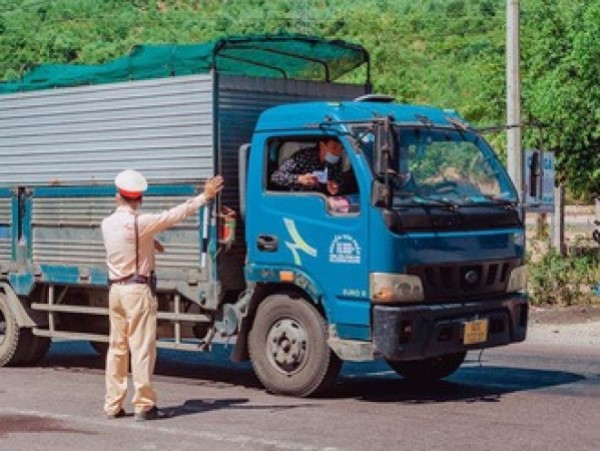 Test nhanh dương tính với SARS-CoV-2, một tài xế bỏ đi rồi trở lại với tên khác