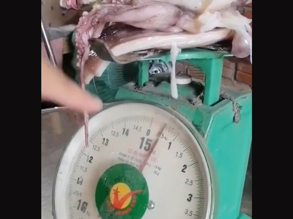 Người đàn ông phanh phui thủ thuật gian lận của một cửa hàng bán đồ đông lạnh từ nửa ký thành 1 ký khiến dân mạng bất ngờ