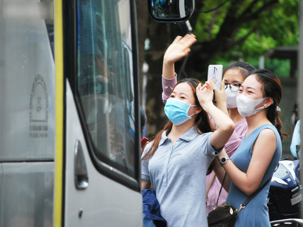 Người già, trẻ nhỏ phấn khởi lên xe rời Hà Nội sau thời gian dài giãn cách: Về quê chưa bao giờ vui đến thế!