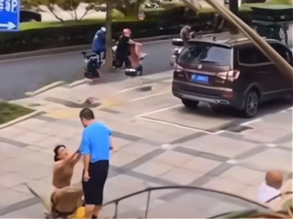Clip: Quỳ gối cầu xin bạn trai đừng bỏ rơi mình không thành, cô gái có hành động vừa giận vừa thương