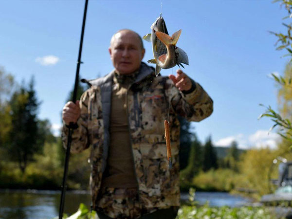 Tổng thống Nga Putin kết thúc tự cách ly, đi Siberia câu cá