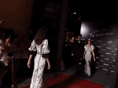 2 lần catwalk 'lên mood' và 'tụt mood' của Địch Lệ Nhiệt Ba, bị chê diễn như 'đi chợ'ư, lại lép vế trước mỹ nhân châu Á này