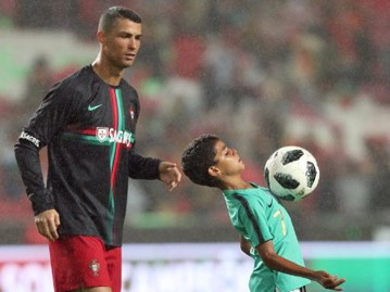 Ronaldo muốn giải nghệ rồi huấn luyện con trai tại MU
