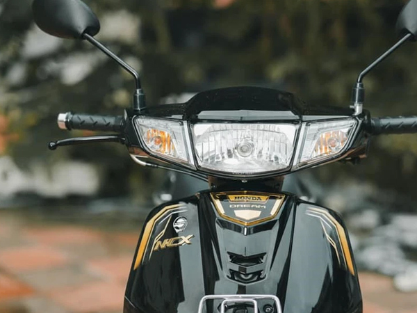 Cận cảnh Honda Dream 2022 cập bến đại lý, giá không ngờ