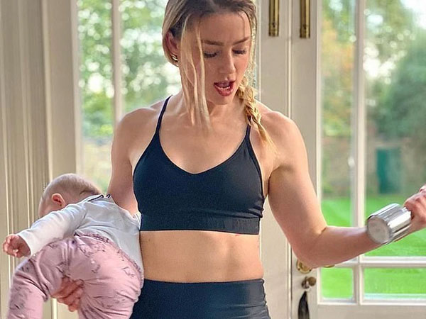 Amber Heard (Aquaman) nhận "mưa gạch đá" vì bế con gái 5 tháng tuổi như... cầm tạ tập gym, nhìn ái nữ như sắp rơi mà hết hồn