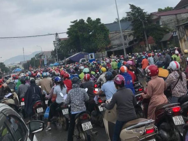 Công nhân Hà Nội sang Hoà Bình bị ùn ứ ở chốt kiểm soát