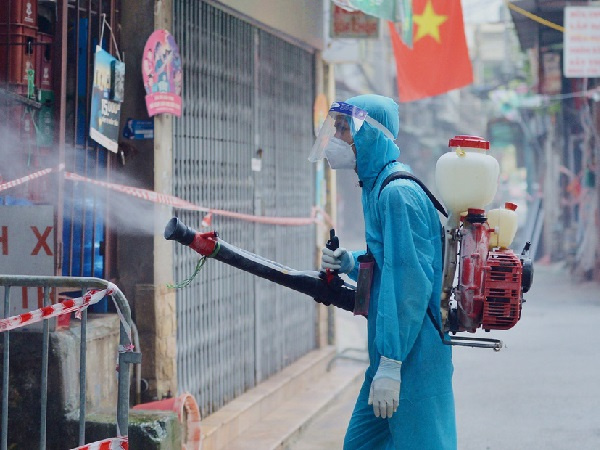 Hà Nội: Đi từng ngõ, ngách phun khử khuẩn tại 'ổ dịch' Thanh Xuân Trung chuẩn bị đón hơn 1.100 người trở về