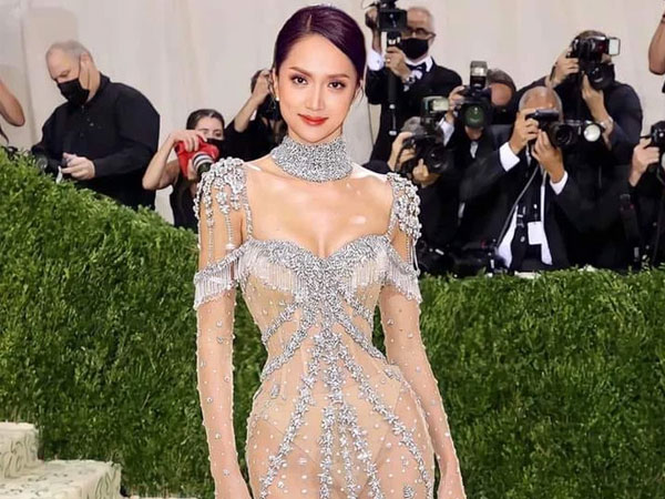 Hương Giang lần đầu đổ bộ sự kiện, bùng nổ visual với váy xuyên thấu giống hệt Kendall Jenner sau 7 tháng ở ẩn?