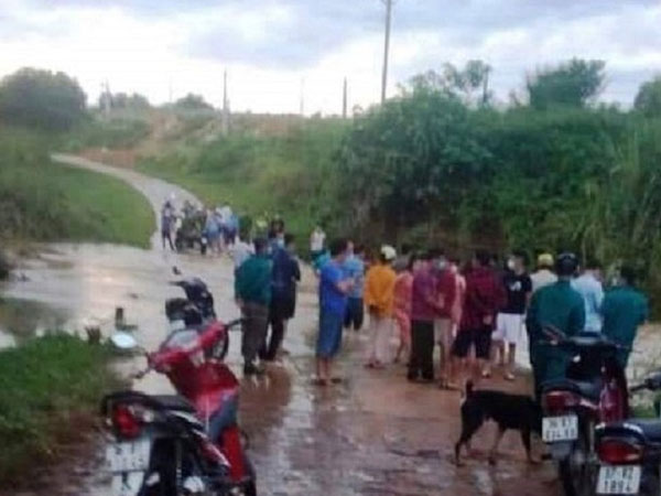 Qua tràn lúc nước lớn, người đàn ông 57 tuổi bị cuốn trôi cùng xe máy