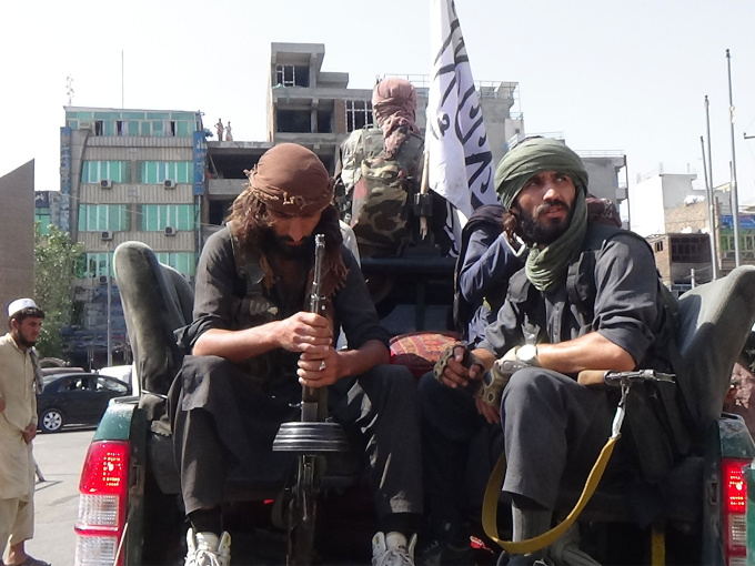 Taliban treo xác nghi phạm bắt cóc trong thành phố để thị uy