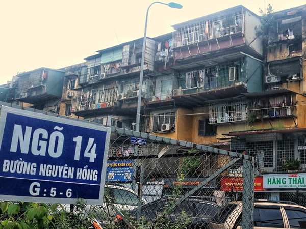 Cận cảnh 4 khu tập thể cấp độ nguy hiểm tại Hà Nội: Lấy chậu hứng nước mưa, đi vệ sinh phải đội nón