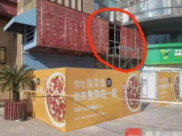 Công nhân sửa quán phát hiện thi thể trong hộp đèn quảng cáo, lời đồn đoán về cái chết của nạn nhân khiến người dân bàng hoàng