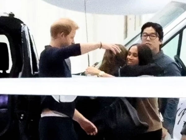 Vợ chồng Meghan bay về nhà với 2 con nhưng lại có hành động 'chướng tai gai mắt', càng khiến dư luận sục sôi