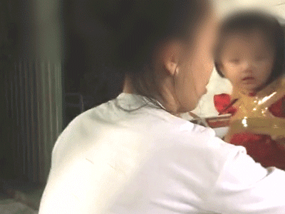 Clip bé gái 18 tháng tuổi bị 'dán' vào tường để đút cơm gây bất bình, biết danh tính người phụ nữ, dân mạng còn sốc hơn