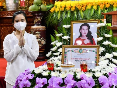 Lễ cầu siêu nữ ca sĩ Phi Nhung: Xót xa di ảnh người quá cố, Thanh Lam - Phương Thanh và các nghệ sĩ nghẹn ngào tiễn biệt