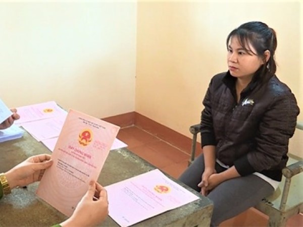 Truy tố đối tượng làm giả 17 'bìa đỏ' chiếm đoạt hàng tỷ đồng