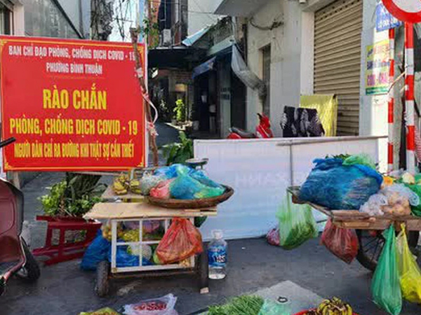 Tiểu thương tràn xuống vỉa hè lập chợ cóc giữa trung tâm TP Đà Nẵng