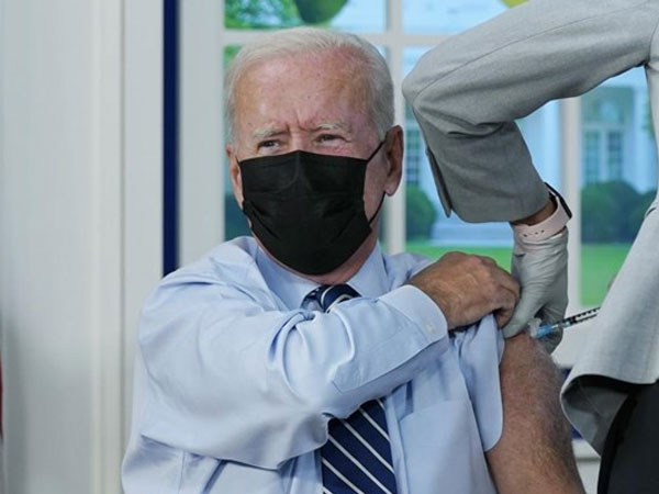 Tổng thống Mỹ Joe Biden tiêm mũi vaccine COVID-19 thứ 3