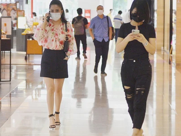 Hà Nội ngày đầu mở cửa trở lại TTTM, shop thời trang: Nơi tấp nập, nơi vắng hoe khách