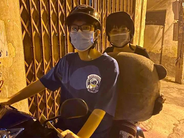 MC Thảo Vân tháp tùng con trai đi 'cưa gái': Tặng gấu bông, còn gạ gẫm đòi xem bưu thiếp có nội dung bí mật