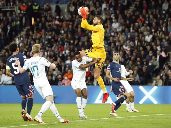 Donnarumma gây sốt trong lần đầu tiên ra sân ở Champions League