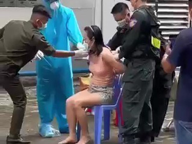 Người phụ nữ bị phá cửa căn hộ, ép đưa đi test COVID-19: 'Đây là lần thứ 2 tôi bị cưỡng chế đi test'