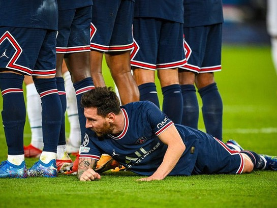 Góc nhìn: Khi Messi cúi xuống, cả thế giới cúi theo!
