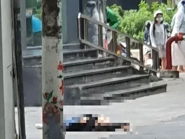Hà Nội: Người phụ nữ trẻ rơi từ tòa nhà văn phòng ở phường Thanh Xuân Trung xuống đất tử vong
