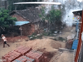 Khoảnh khắc chồng ngã từ giàn giáo xuống đất, vợ lao tới gào khóc hô hoán sự giúp đỡ