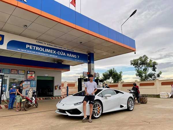 Choáng với độ giàu sang của 'thiếu gia' phố núi: 23 tuổi tậu Lamborghini gần 13 tỷ, phấn đấu năm sau rước thêm Ferrari